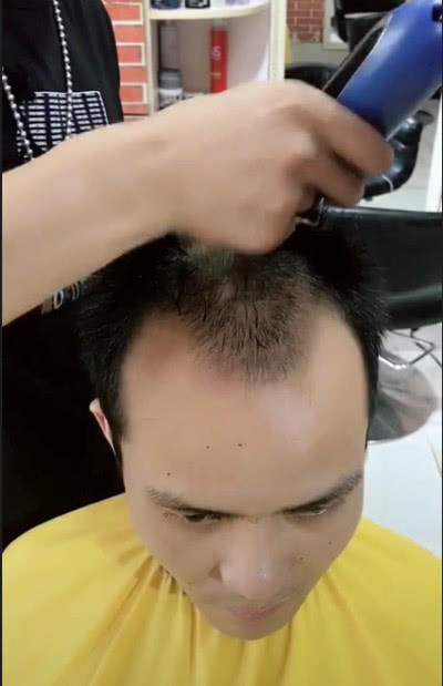 发型决定颜值,这是我见过的最帅的秃头,网友:帅到爆炸!