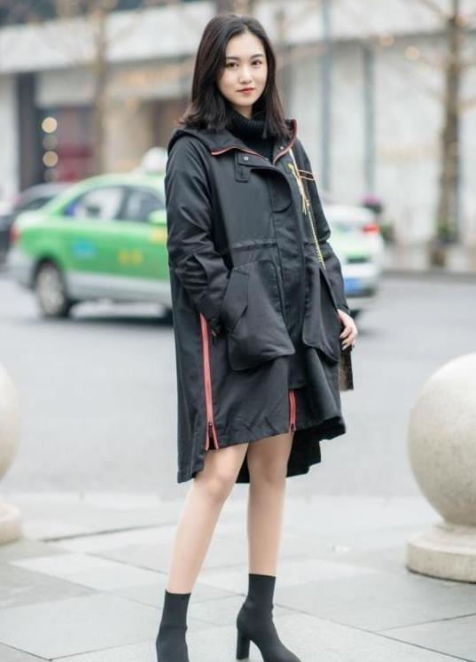  『风姿绰约』街拍：风姿绰约的白色装美女，身材高挑，彰显十足女性魅力