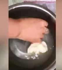 小心吃了假馒头!疑似卫生纸制馒头视频曝光，摊主系无证经营 切