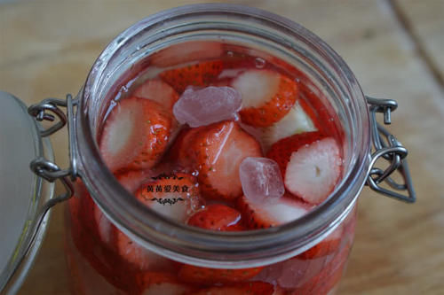  「草莓」草莓酒好喝有窍门，老妈30多年的秘方，滴滴香醇，解春困就靠它了