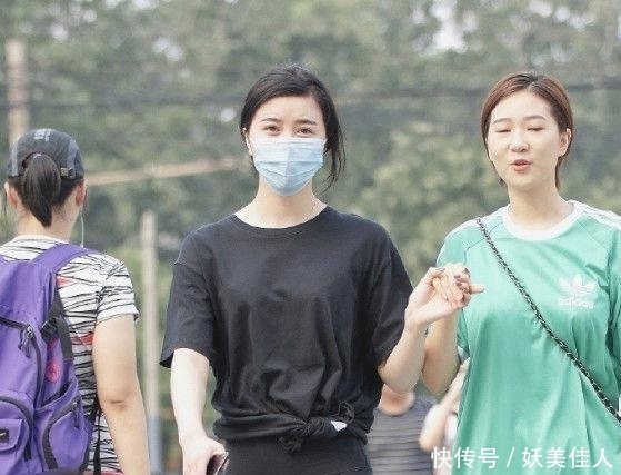  「实不相瞒」实不相瞒，左边穿半透裤子的姐姐更好看