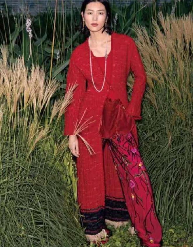 国际超模刘雯一组写真曝光“奶奶裤”穿出时髦感, 网友: 我服