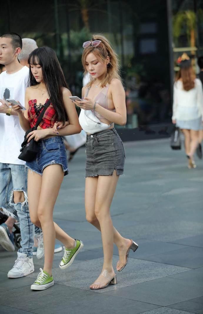 无袖背心搭配上一条高开叉连衣裙，身材好不好一看便知!