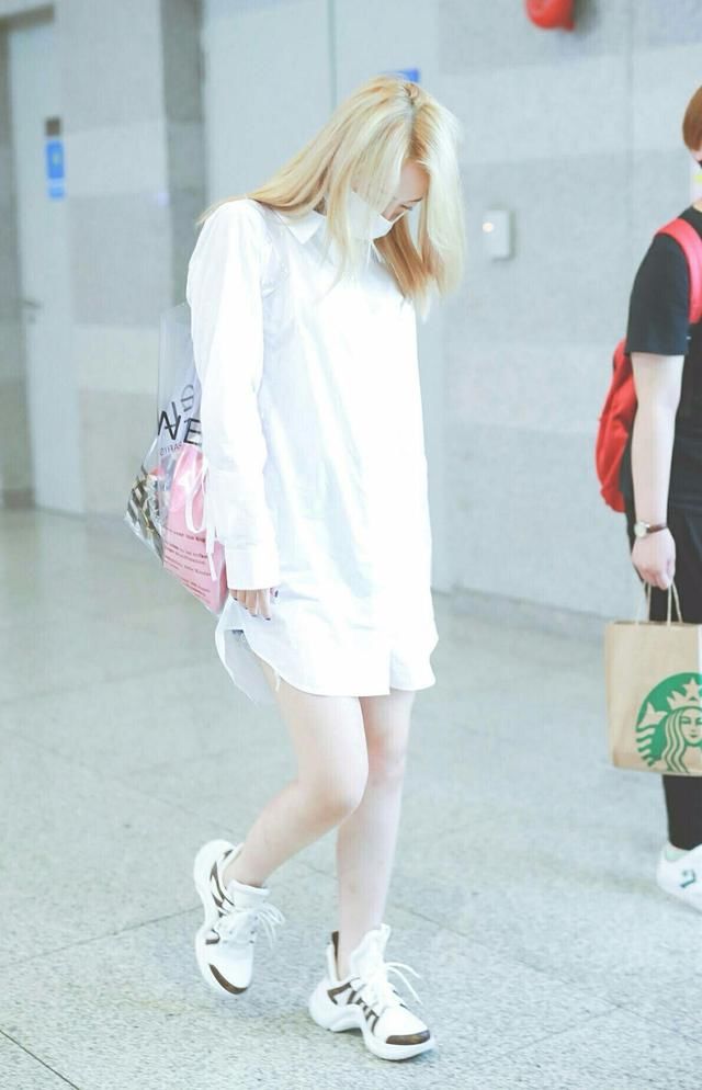 孟美岐背透明“塑料袋”穿大衬衫，火了，下半身就真空操作了？