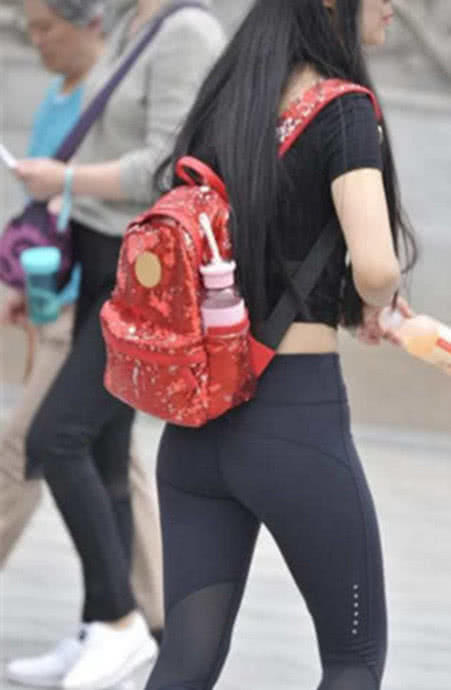 凹凸有致的轻熟女，街头行走随性洒脱，一款背包尽显呆萌气质