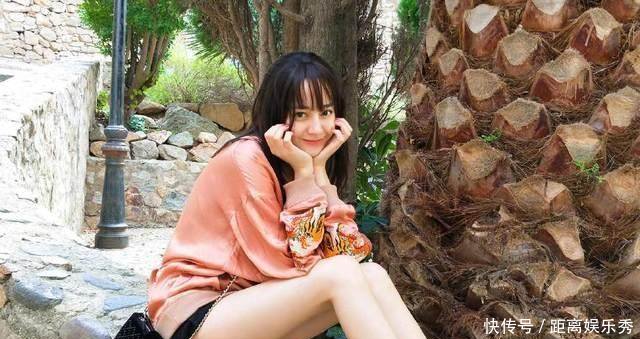 迪丽热巴掀起刘海儿好像换了一个人, 沈梦辰直接让人认不出来!