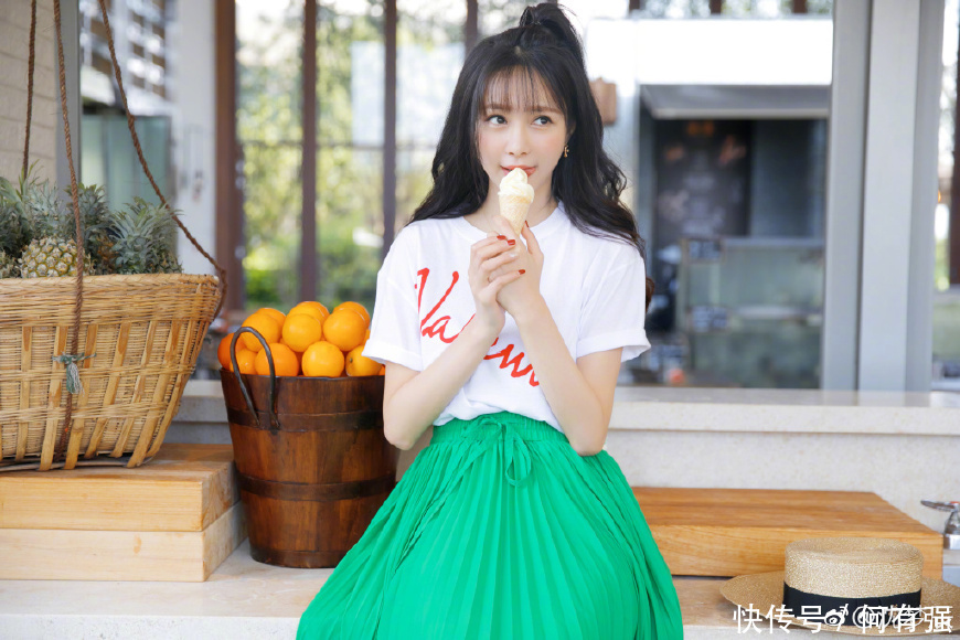 沈梦辰穿吊带连衣裙性感十足，就是露的太多，网友：杜海涛同意没