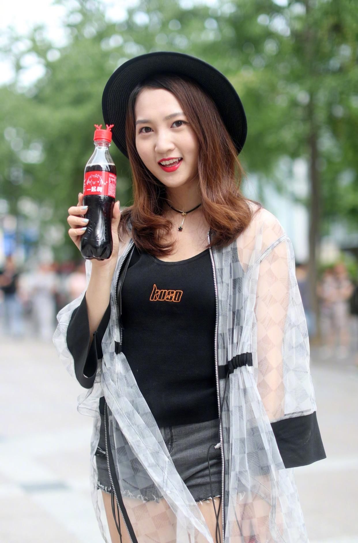 「上线」美女街拍:如果我消失了,谁会每天开着微信傻傻的等着我上线