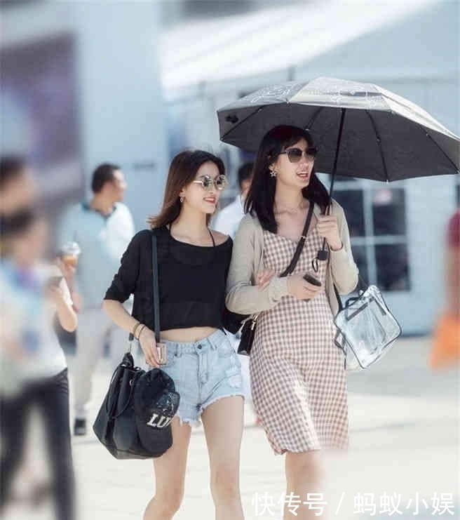  『雅致』美女街拍：小姐姐的清新装来袭，基础款简单雅致，美丽又显时尚感