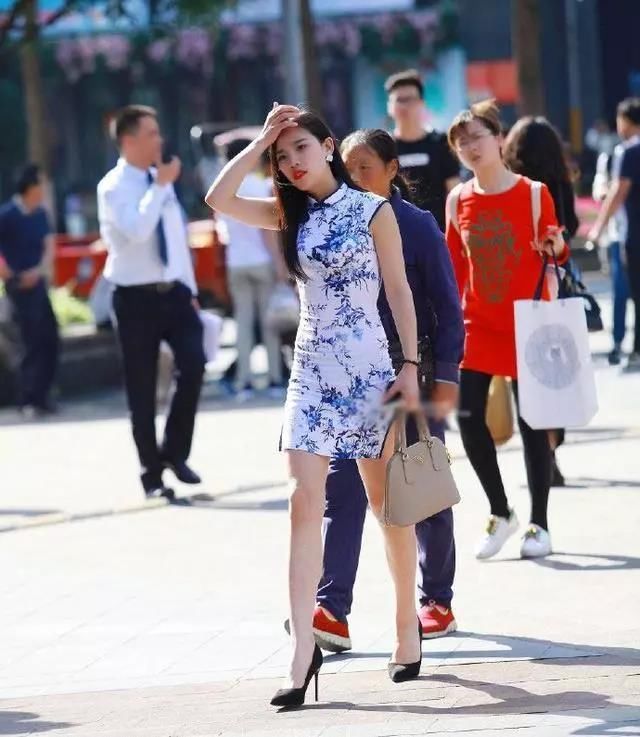 街拍：韵味十足的旗袍美女，你喜欢吗？