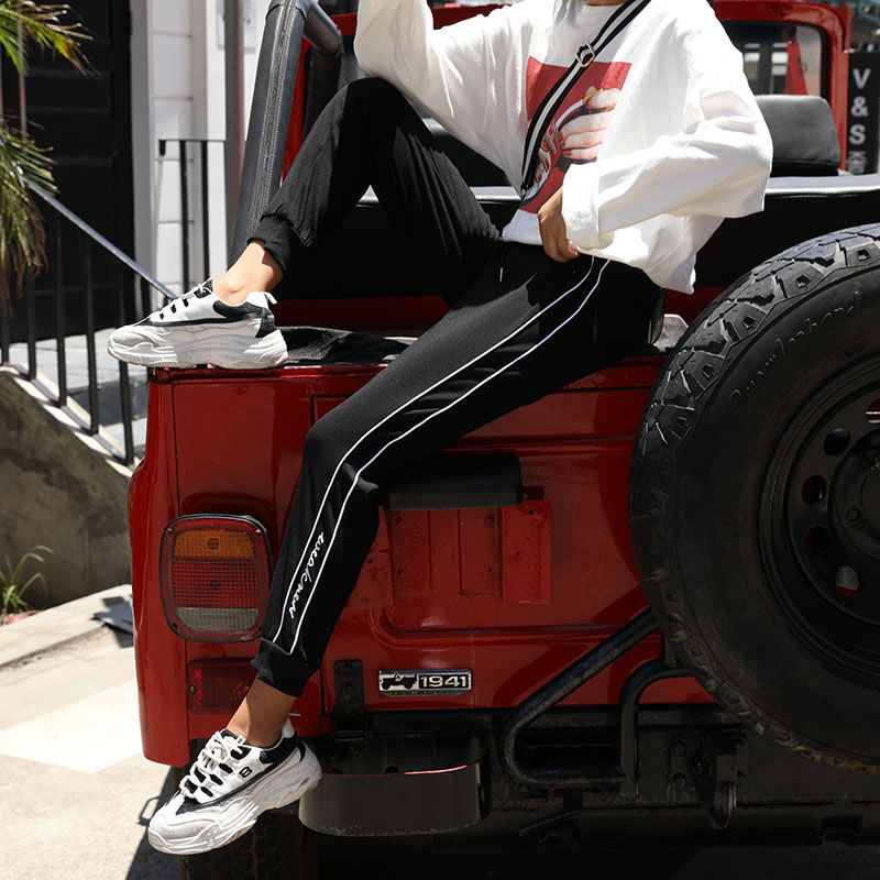 今秋别穿铅笔裤了,现主打这“简约裤”,比小脚裤还百搭显个高