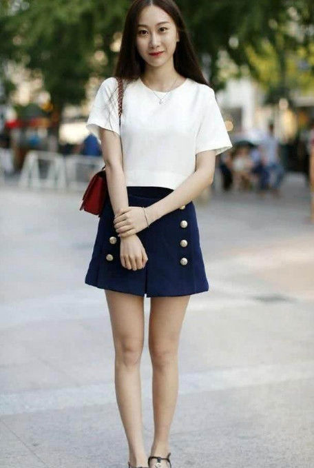 #少女#街拍:身穿白色上衣的长发美女,知性优雅, 给人甜美可人的少女感