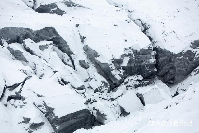 中国唯一的黑色冰川在这里，每年都会雪崩，场面十分壮观！