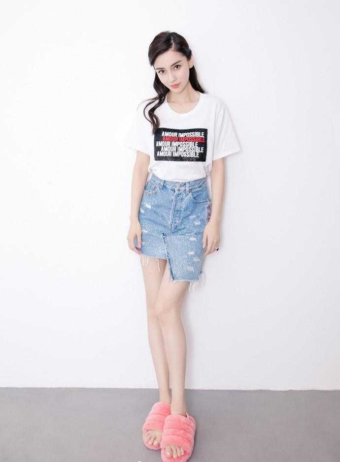杨颖真只有1米68?穿高腰裙搭T恤秀美腿，网友:这腿比P过的还美