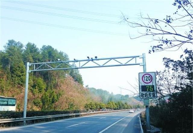 高速路突然限速太气人？新规推出将整治！车主：这才对！