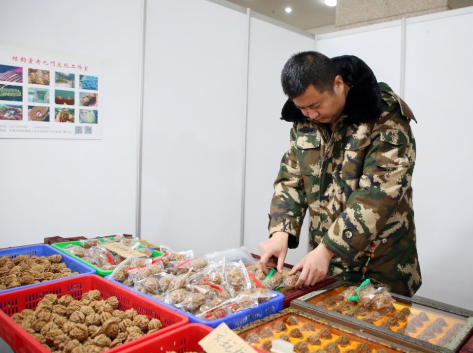 2个核桃卖2万8，网友惊呼“盘”不起，摊主：8万一对也卖过