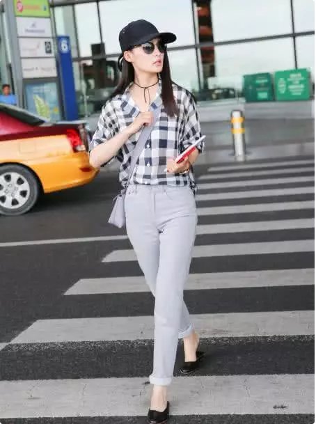 李沁机场秀身材,网友:这34号脚胖乎乎的相当抢镜