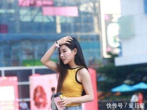 #穿搭#摄影小姐姐一件黄色的紧身背心,无袖的设计突显了好身材