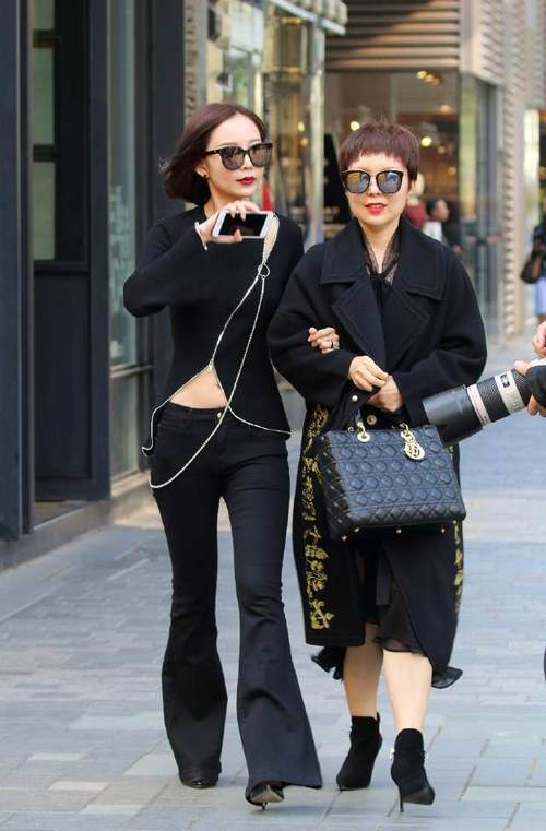 北京街拍：气质好就算了，身材也这么好，女生看到也会羡慕吧？