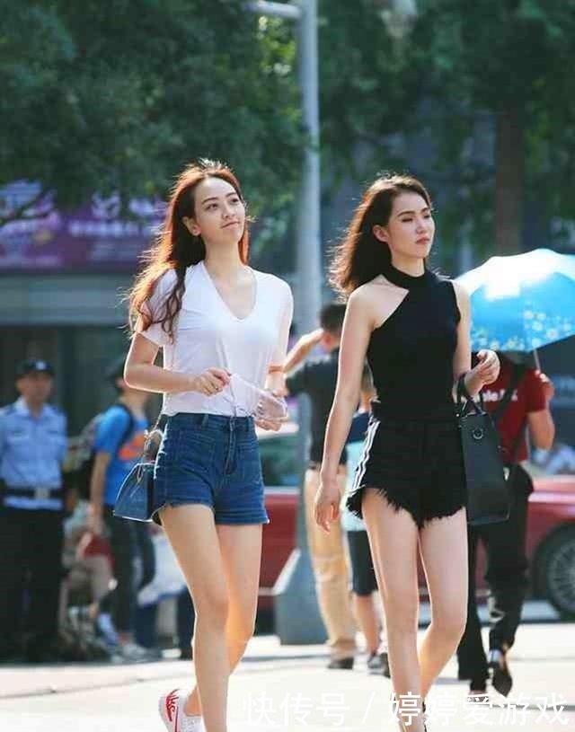  蓝色：街拍：美女身穿蓝色牛仔裤搭配修身上衣，简约的装扮，休闲又不失气质
