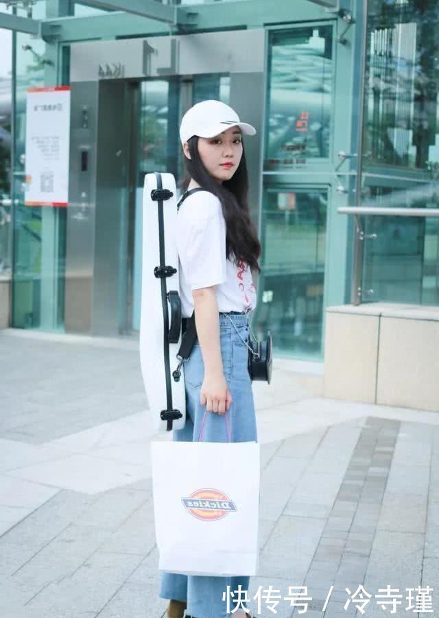  韵味■路人街拍，姑娘靓丽动人，牛仔裤搭配白色短袖，韵味十足