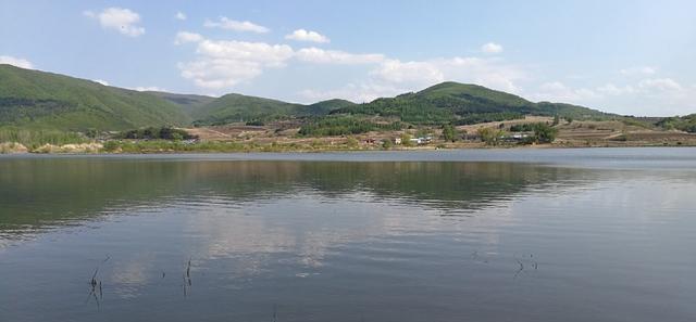  兰湖：母亲节延吉海兰湖垂钓，斤鲫拽走鱼竿很嚣张