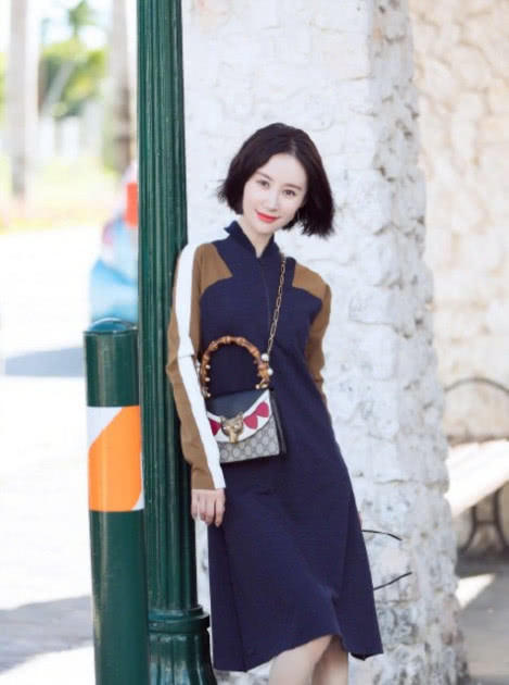 舒畅是真拼啊，裤子这么紧也不怕撑坏了，网友：这时尚我看不懂！