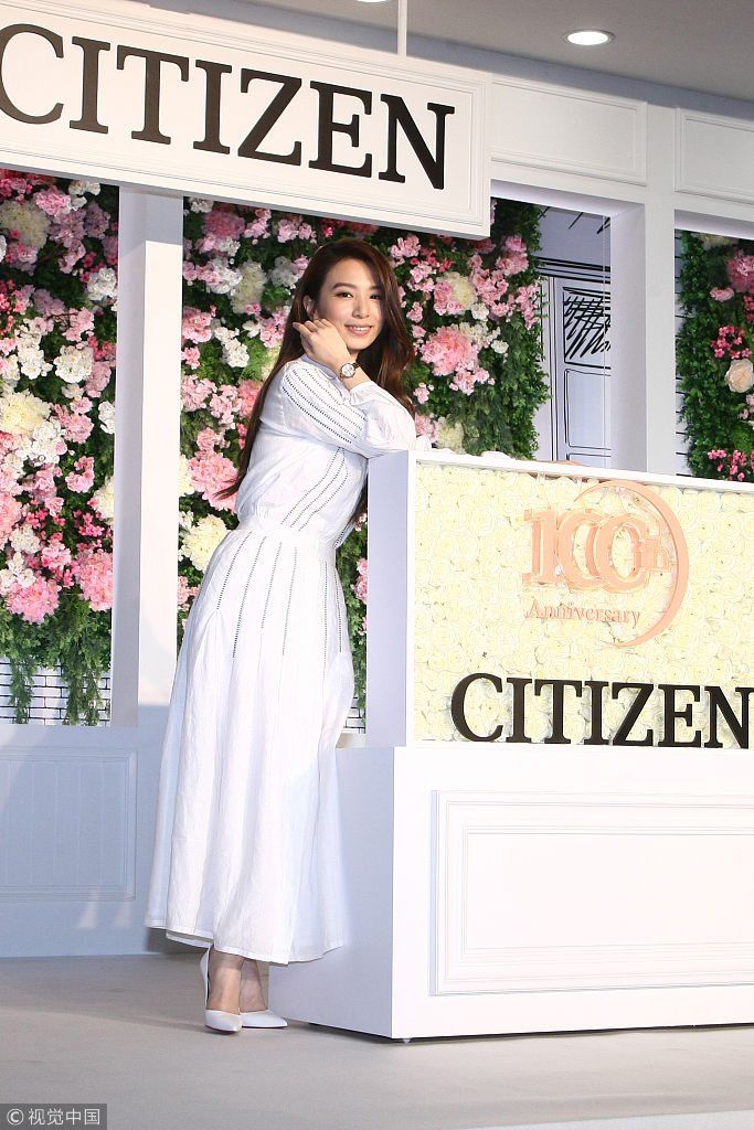 田馥甄梳大波浪卷发穿白蕾丝裙仙气飘飘  闻Ella合约问题忙打太极