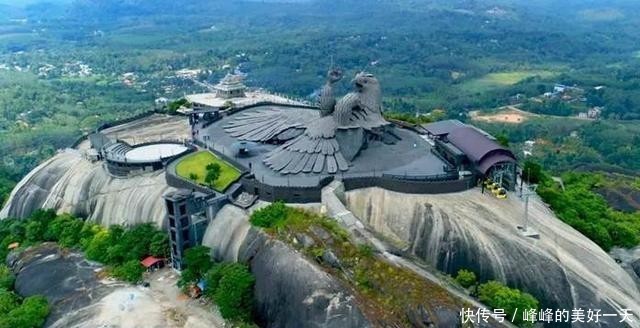 印度建造世界最高鸟雕像，耗时10年，游客表示这只鸟有点惨！