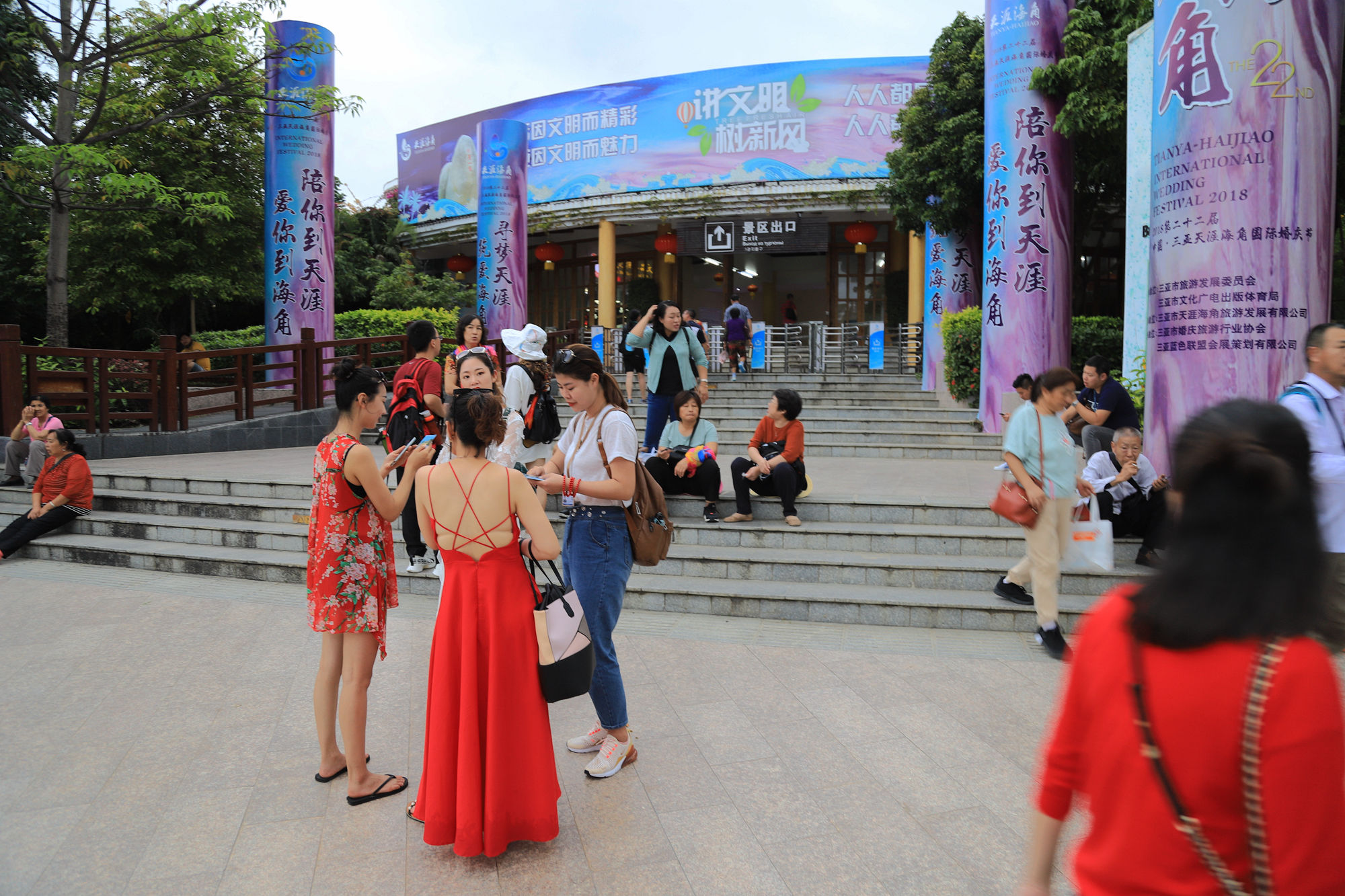 【遇上一座城】请到天涯海角来，一起去看比基尼大长腿的三亚微游