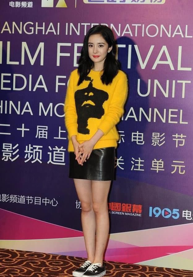 杨幂是不是钱捞够了？敢穿398元万斯鞋上台，网友：腿也不长！