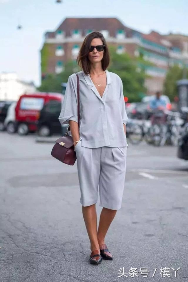 诶?爸爸的裤子我也能穿!好像还蛮帅~