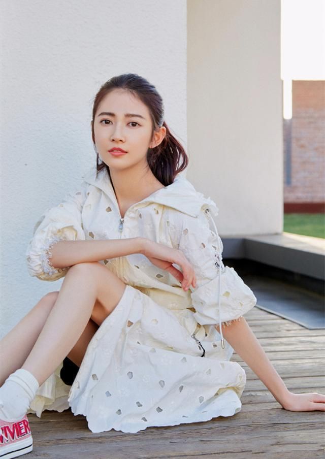  【白色连衣裙】越简约越美！裙子的少女风穿法：浅色调+休闲风，清新美自然展现
