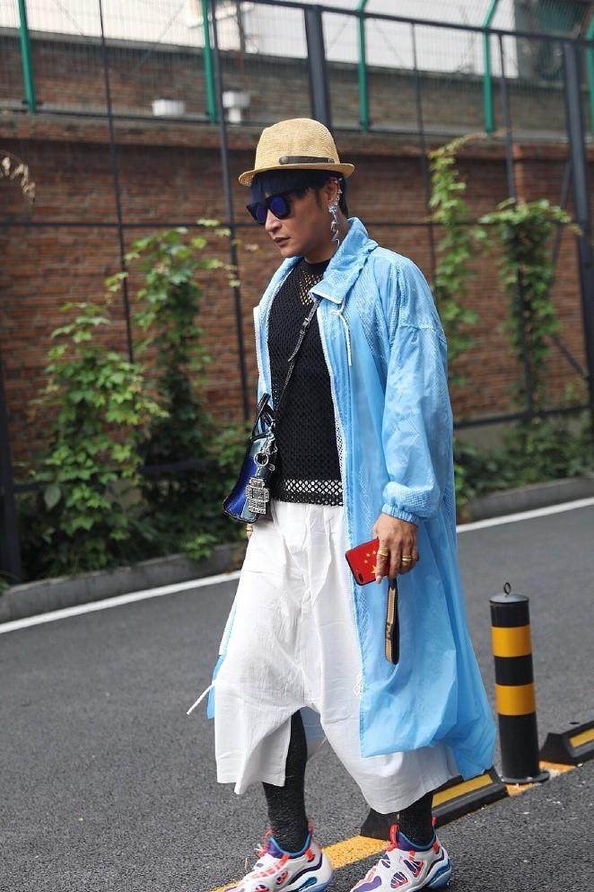 陈志朋的时尚太难懂，雨衣配网衫亮丝袜，网友：全身都是亮点