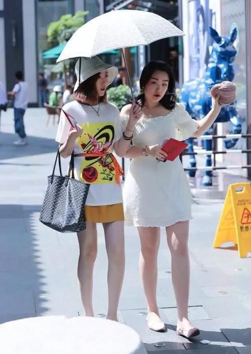  「衬衣」路人街拍，小姐姐搭配一件黄绿色的衬衣，显出一种清新自然美