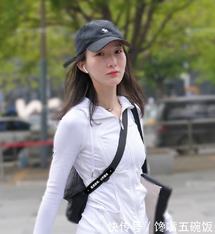 淡紫色■勾勒出完美腿型!,淡紫色紧致瑜伽裤街头拍摄