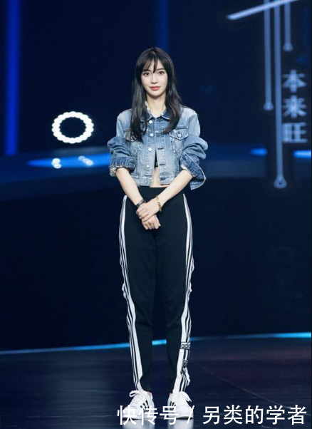 被杨颖的腹肌给吓到了，一直有点微胖的她，这下可以穿得很惊艳了