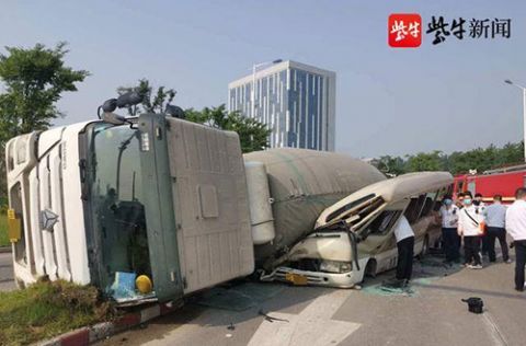 『中巴车上』水泥搅拌车压扁中巴车，车上有14名医院职工