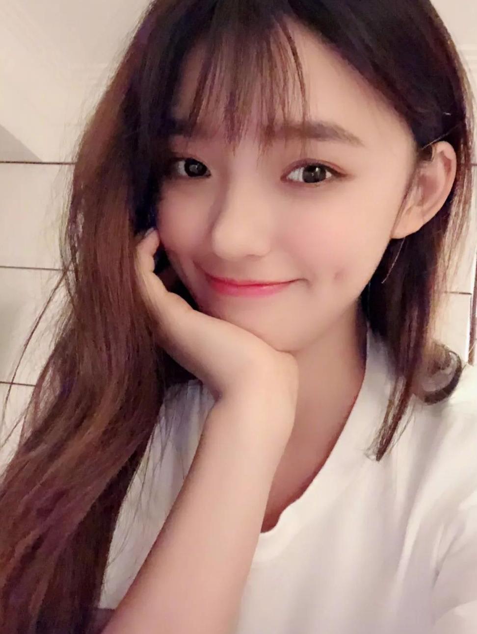 王大陆称林允“小朋友”？同款Q萌氧气刘海，韩国小姐姐自己在家