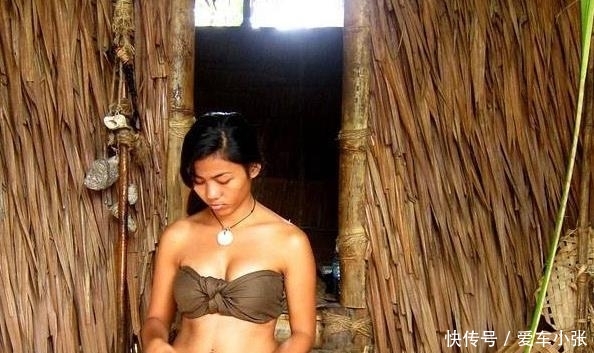 位于太平洋小岛上的原始部落,女性以贝壳为衣,长相极似国人