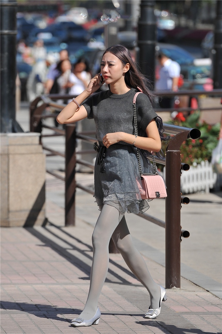 街拍：难得一见的灰丝细腿美女，女神雅典娜附体了