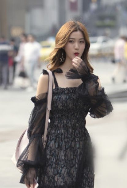 清凉一夏:街拍遇上气质美丽清纯美女，没有一个看客不想带一个