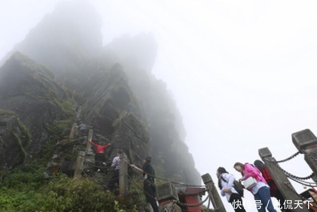 中国最惊险寺庙：悬在2493米的悬崖边，一座桥连接两座山