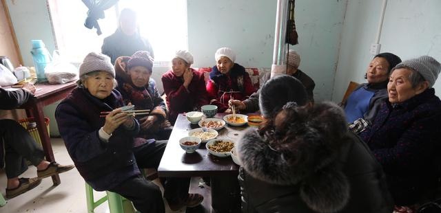 农民打工归来，回村里是“土豪”，到城里又成了“乞丐”，咋回事