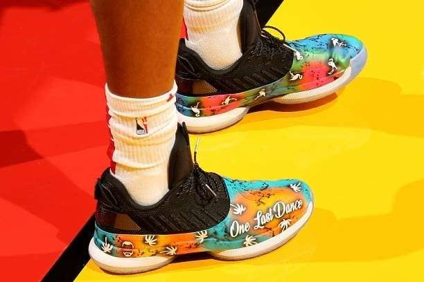 韦德上脚 One Last Dance 定制球鞋!发布感人视频，潸然泪下!