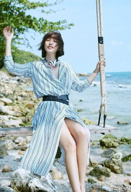 张俪红白不规则吊带，短发清新凉爽，简单装扮尽显女神气质！