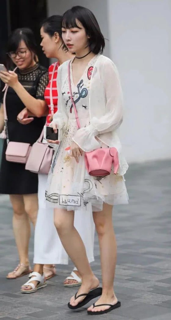 短发治愈系小MM可爱连衣裙，白皙皮肤惹红眼，俏皮人字拖显美脚