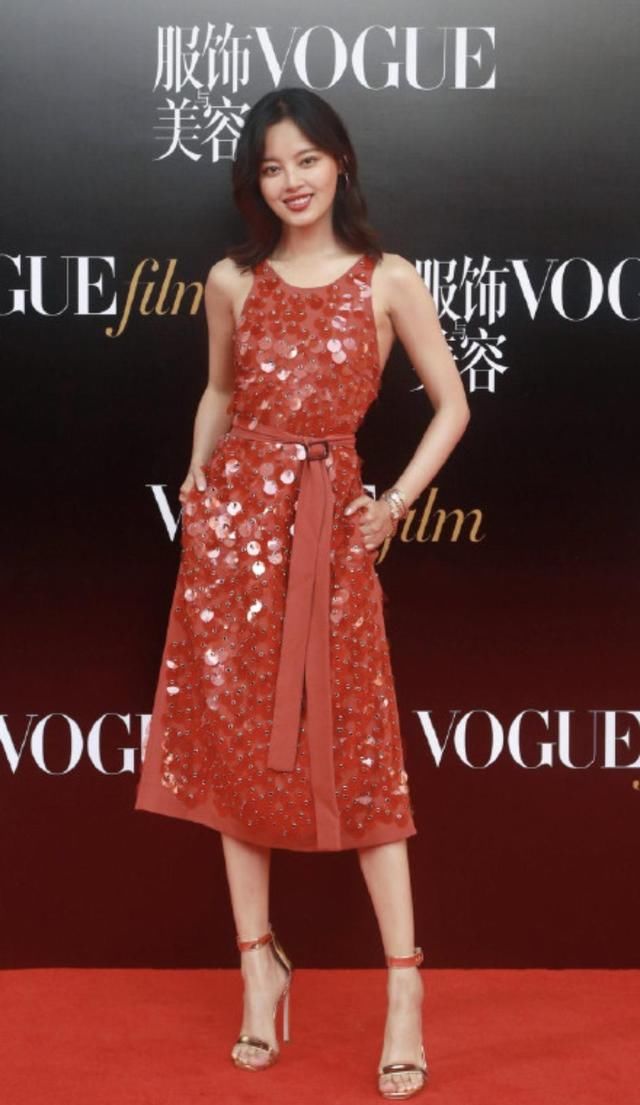 热巴倪妮美如人鱼公主，明星超模都在穿的亮片裙，到底有多惊艳?