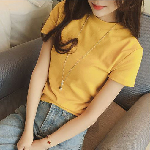 女生出街身材火辣，只因穿紧身T恤，配热裤显翘臀，迷倒一群人