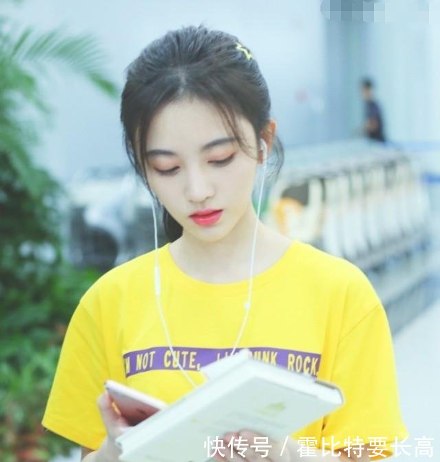 鞠婧祎穿黄色T恤配运动长袜，嫩成高中生，见识了真正的盛世美颜